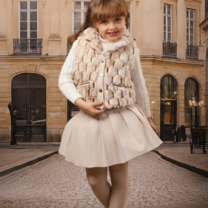 طقم شتوي أنيق للبنات: فيست فرو منفوخ وتنورة بليسيه بلون البيج الكريمي الناعم