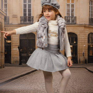 طقم شتوي كلاسيكي للبنات: فيست فرو رمادي وتنورة صوف بليسيه وقبعة بيريه