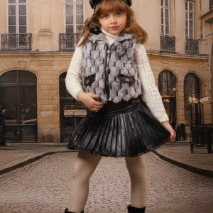 طقم شتوي عصري للبنات: فيست فرو رمادي وتنورة جلد سوداء بليسيه وقبعة جلد