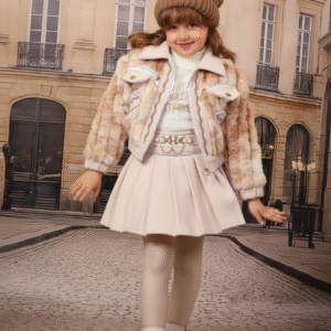 طقم شتوي راقي للبنات: جاكيت فرو بيج فاتح وتنورة منفوشة بلون سكري