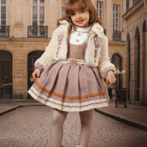 طقم شتوي فاخر للبنات: جاكيت فرو قصير كريمي وفستان صوف بلون التوتي الناعم