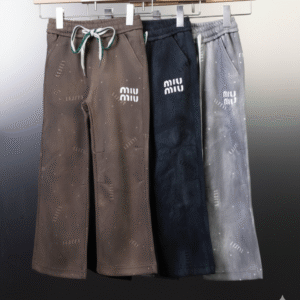 بنطلون رياضي واسع (Wide-Leg Sweatpants) بتصميم مميز