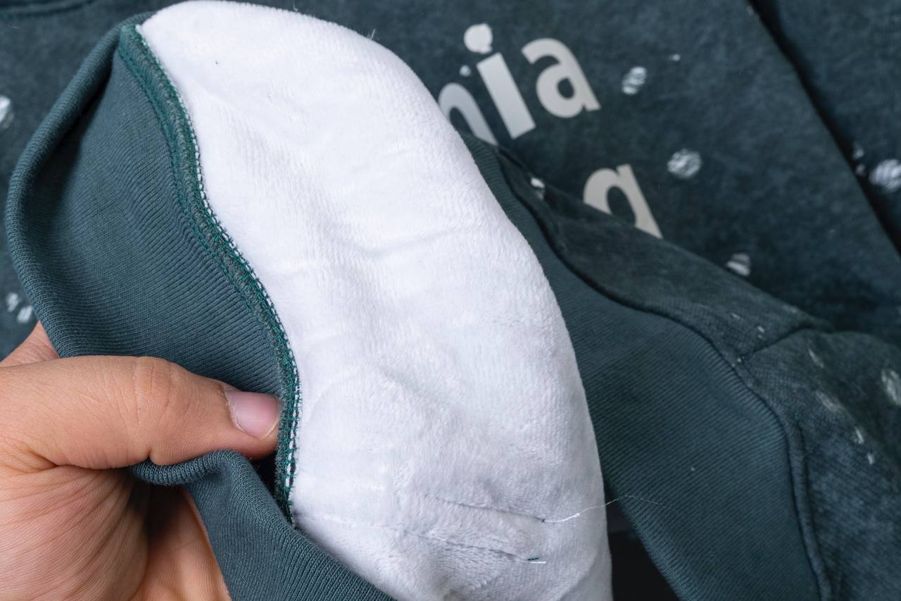 سويت شيرت رجالي "هاي كول" (ياقة عالية) بسحاب ربعي وطبعة "تكسير" عصرية - الصورة 4