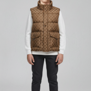 فيست ولادي بني منقوش لوجو مودرن، ملابس أطفال فخمة للشتاء، ستايل كاجوال شيك.