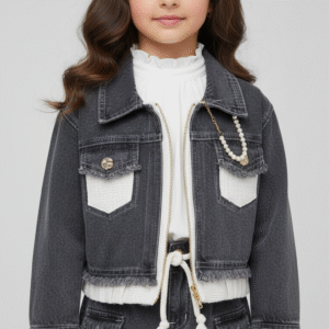 طقم بناتي جاكيت جينز رمادي مرصع باللؤلؤ مع جيبة جينز وجيوب بيضاء وبلوزة بكشكشة خروج شيك.