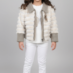 جاكيت فرو بناتي فخم بلون بيج وأبيض مبطن للتدفئة، مثالي للمناسبات وخروجات الشتاء الراقية.