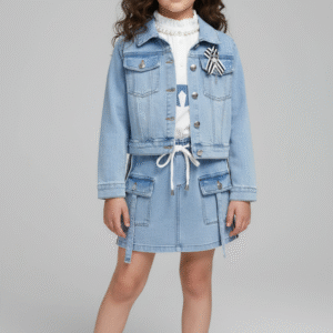 طقم جينز بناتي فاتح جاكيت وجيبة كارجو بجيوب، أحدث صيحات ملابس أطفال خروج 2026 في مصر