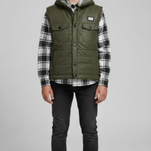 فيست شبابي زيتي مبطن بهودي فوق قميص كاروهات أبيض في أسود وبنطلون جينز غامق ملابس شتوي للشباب.