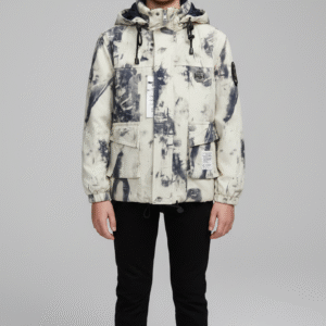 جاكيت شتوي شبابي بنقشة تجريدية أبيض وأسود مع هودي وبنطلون جينز أسود ملابس خروج شتوية عصرية.