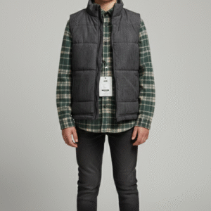 فيست ولادي رمادي مع قميص كاروهات خضراء وبنطلون جينز أسود لأشيك طقم شتوي للأطفال